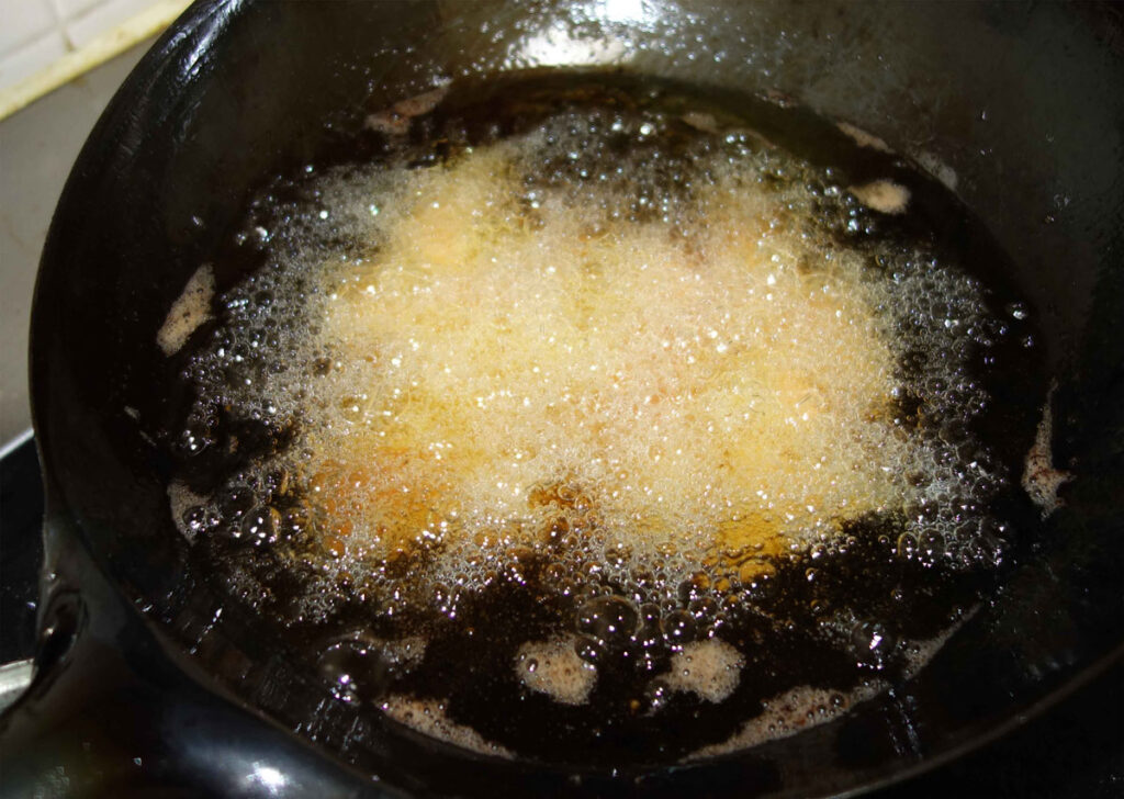 油で揚げ物をしている様子