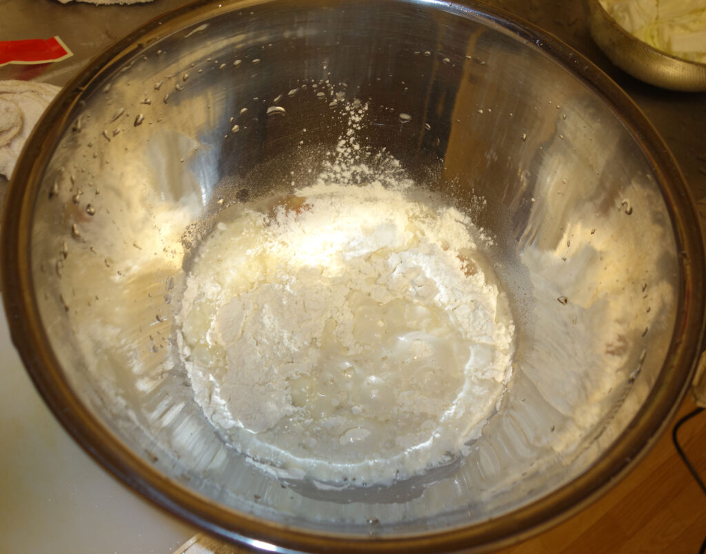 ボウルに入った水と小麦粉