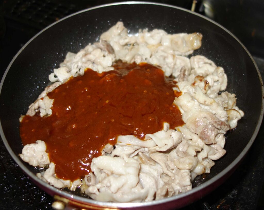 豚肉の生姜焼きを調理中のフライパン