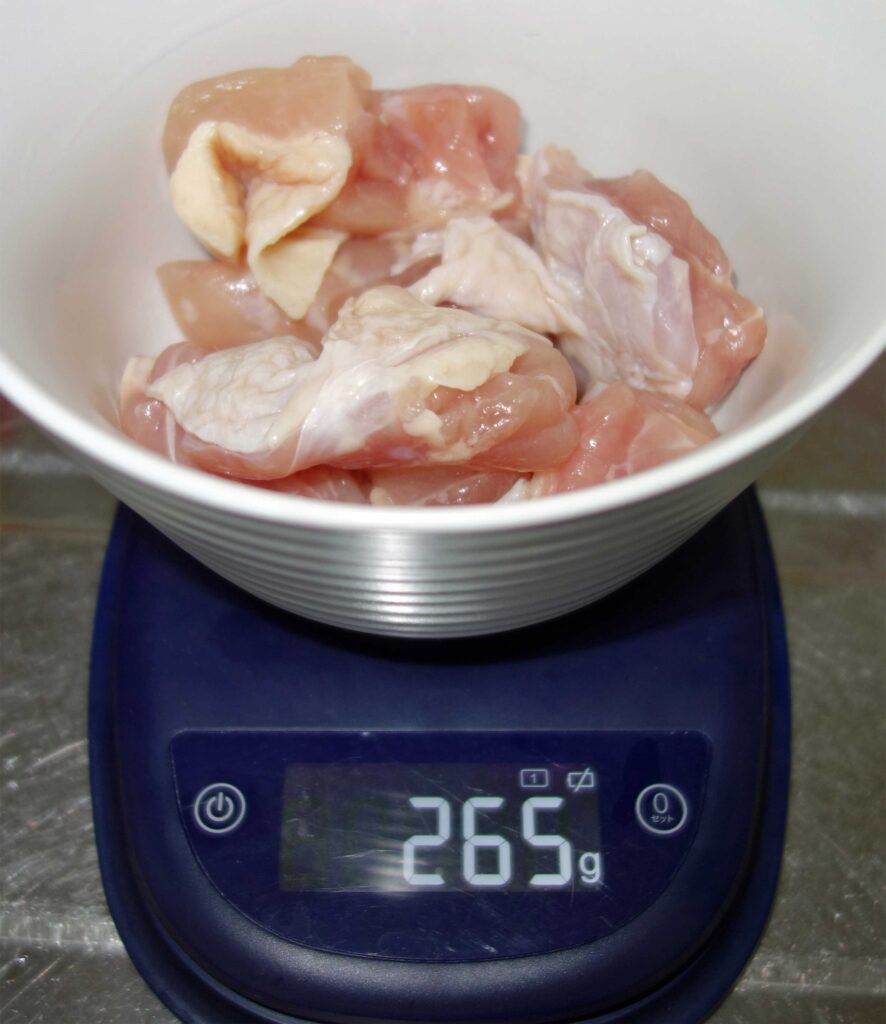 265グラムの鶏肉を量るキッチンスケール