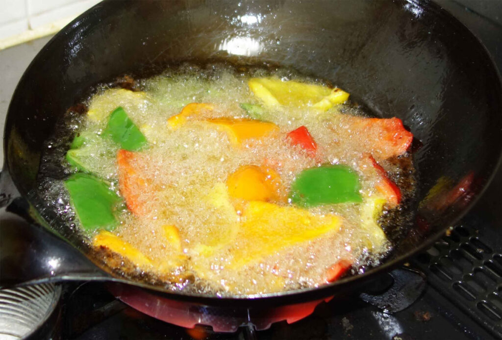 油で揚げているパプリカ