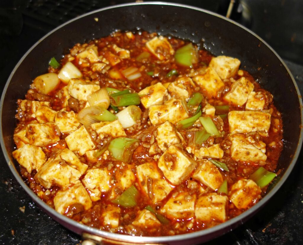 フライパンで調理された麻婆豆腐