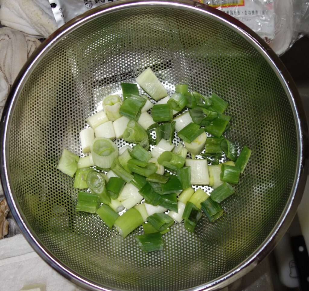 ざるに入った切ったネギ