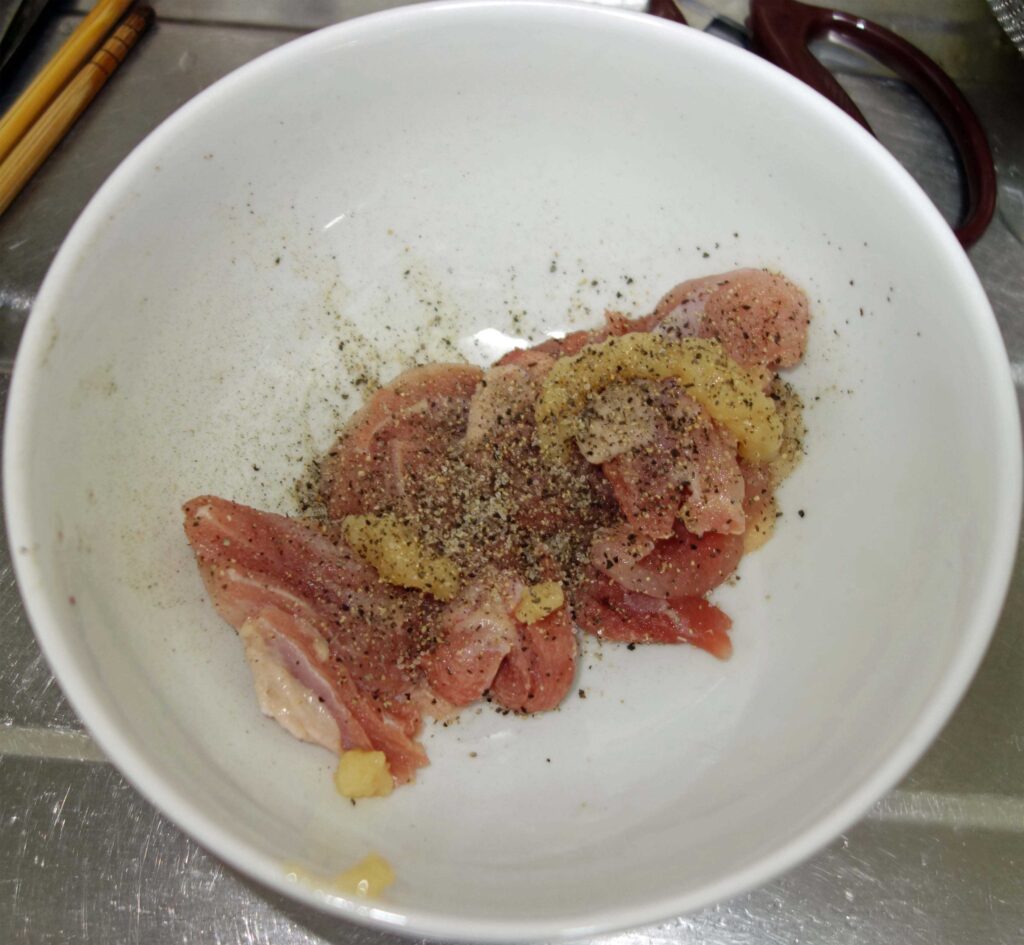 鶏肉に黒胡椒とニンニクをまぶしたボウル