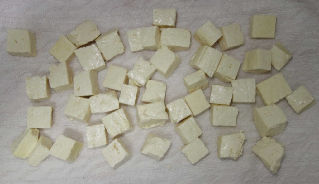 白い布の上に置かれた四角い豆腐