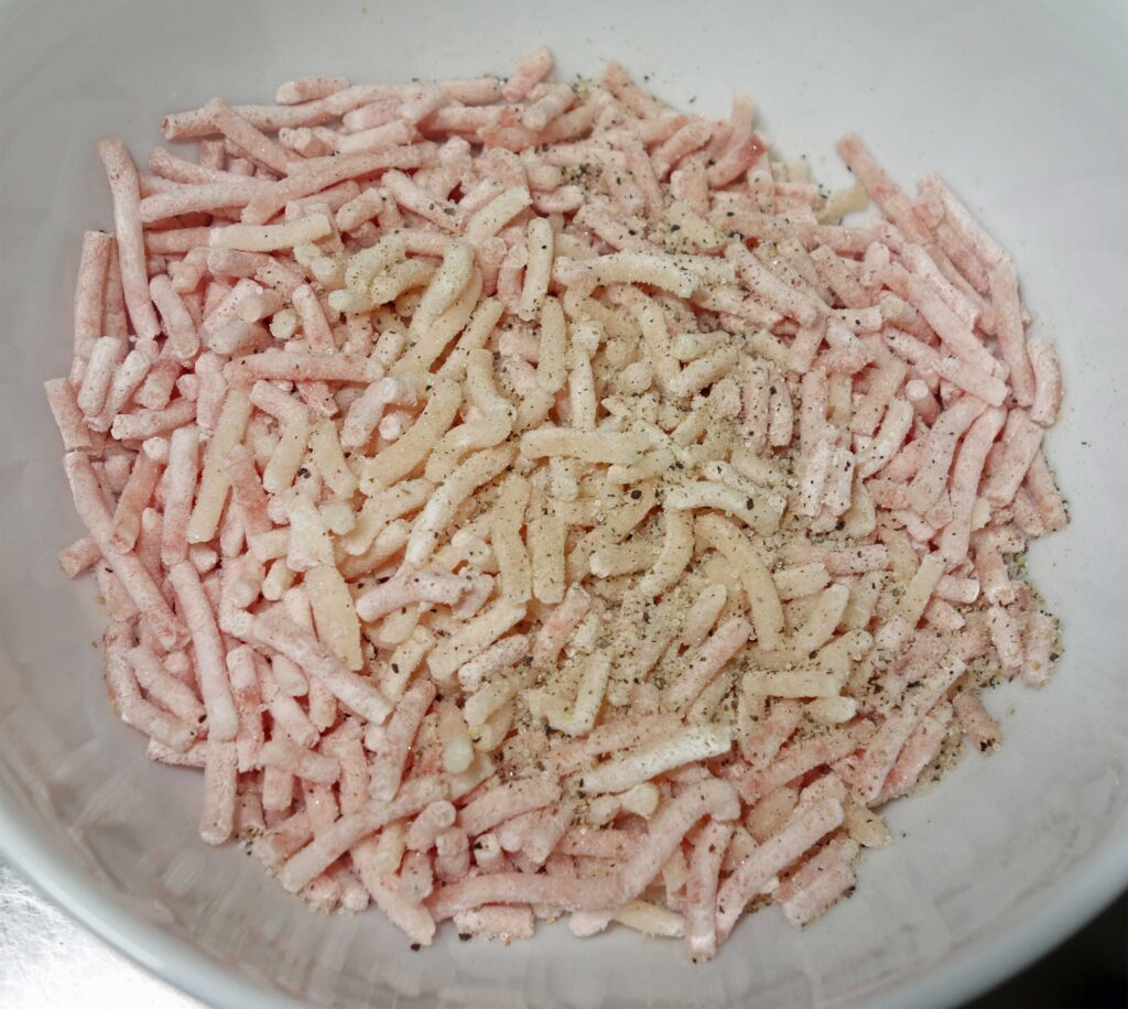 ひき肉とチーズに黒コショウをかけたもの