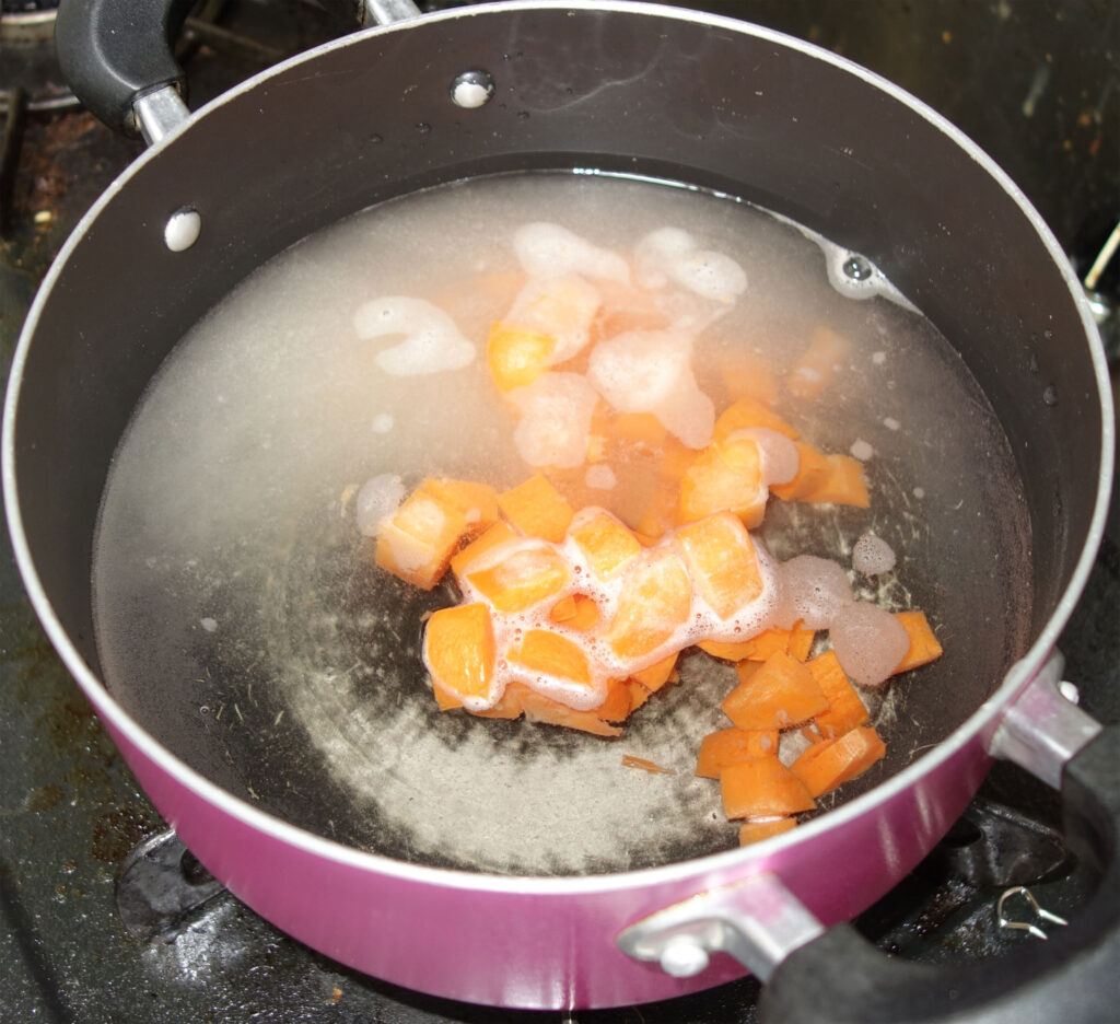 鍋でゆでられている角切りの人参