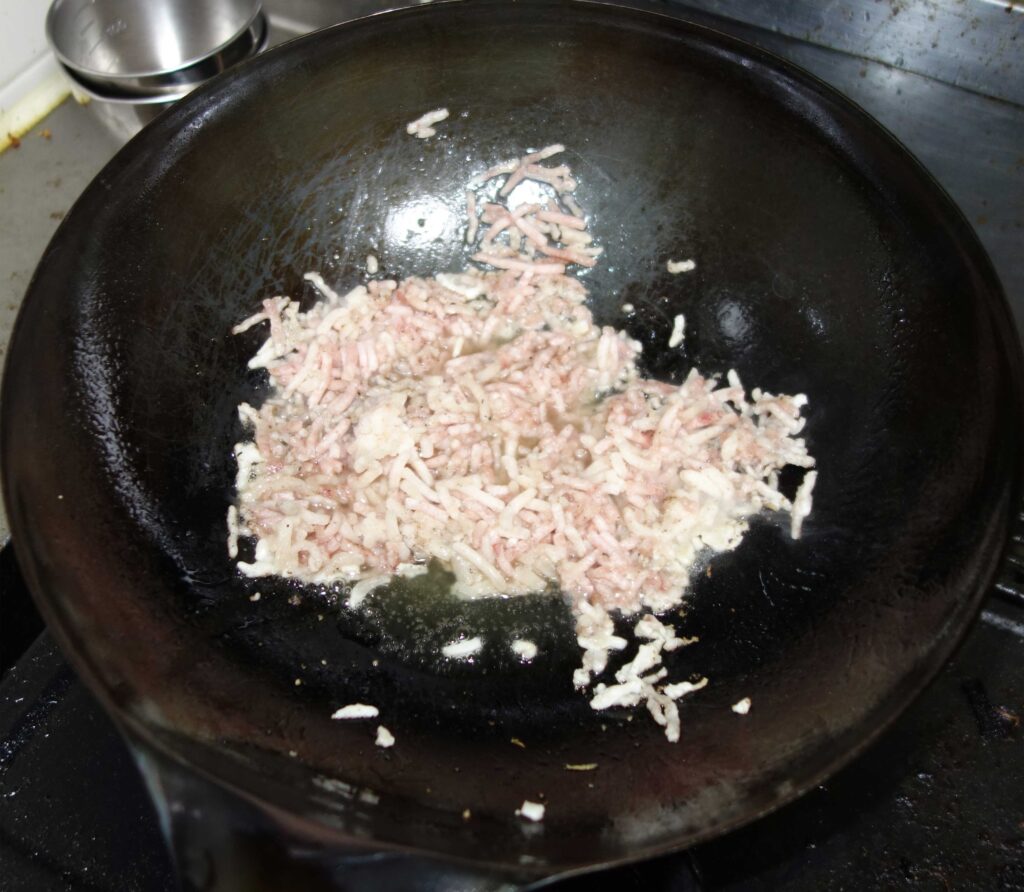 中華鍋で炒められている豚ひき肉