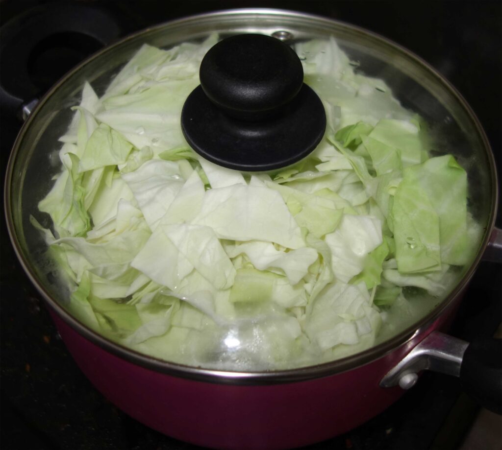 鍋で蒸されたキャベツ