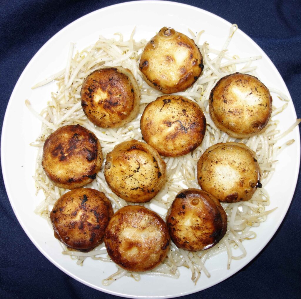 お皿に盛られたたこ焼きともやし