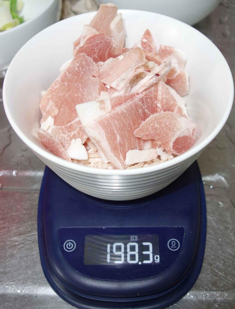 豚肉198gを量るキッチンスケール