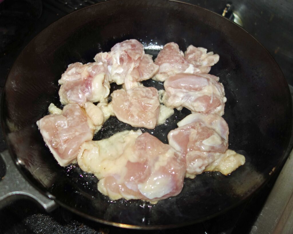 フライパンで焼かれている鶏肉