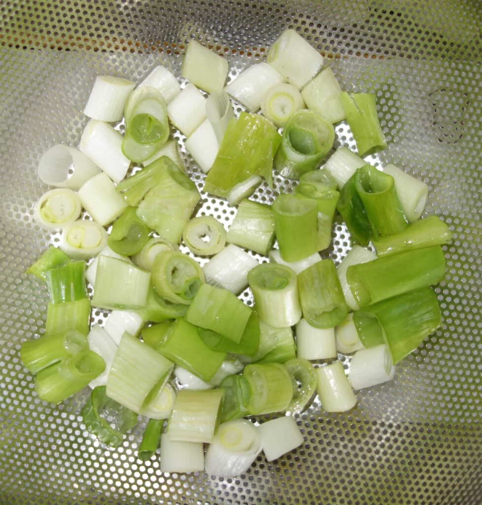 ザルに入ったカットされたネギ