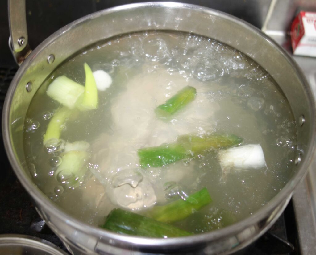 ネギが入ったスープを煮ている様子