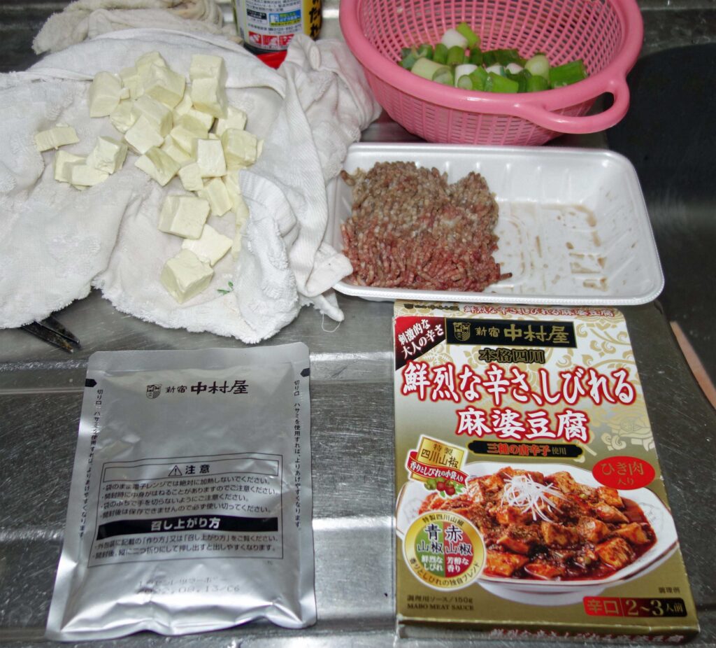 麻婆豆腐を作るための豆腐やひき肉などの材料