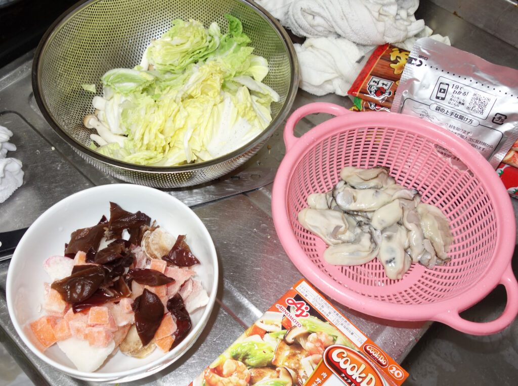 調理前の食材の準備風景