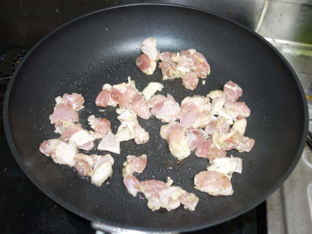 フライパンで鶏肉を炒めている様子
