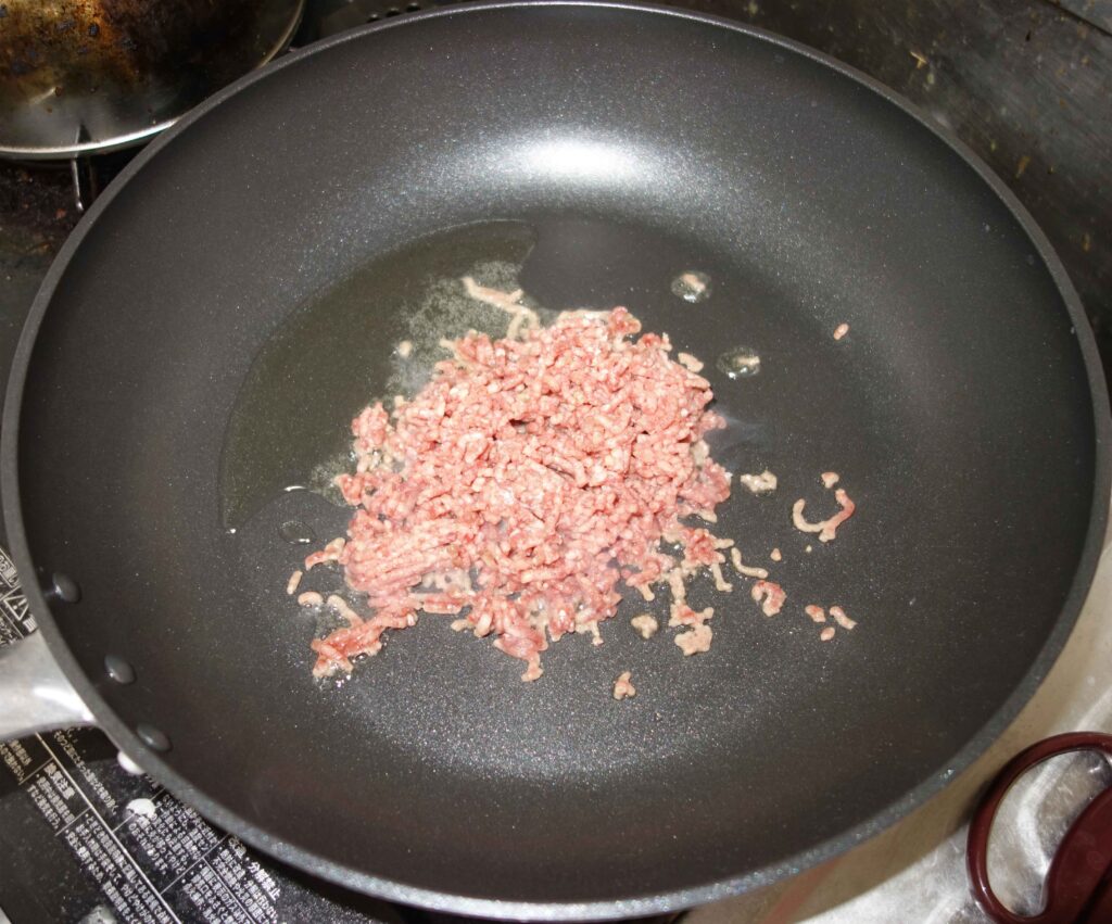 フライパンでひき肉を炒めている様子
