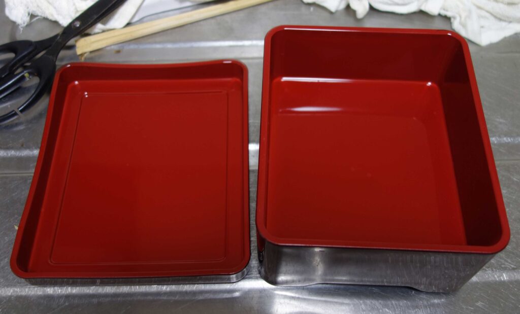 赤い漆塗りの弁当箱とその蓋