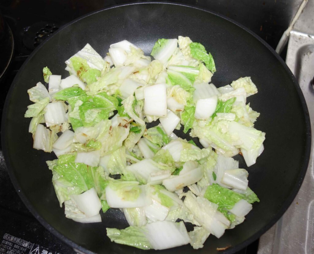 フライパンで炒めた白菜