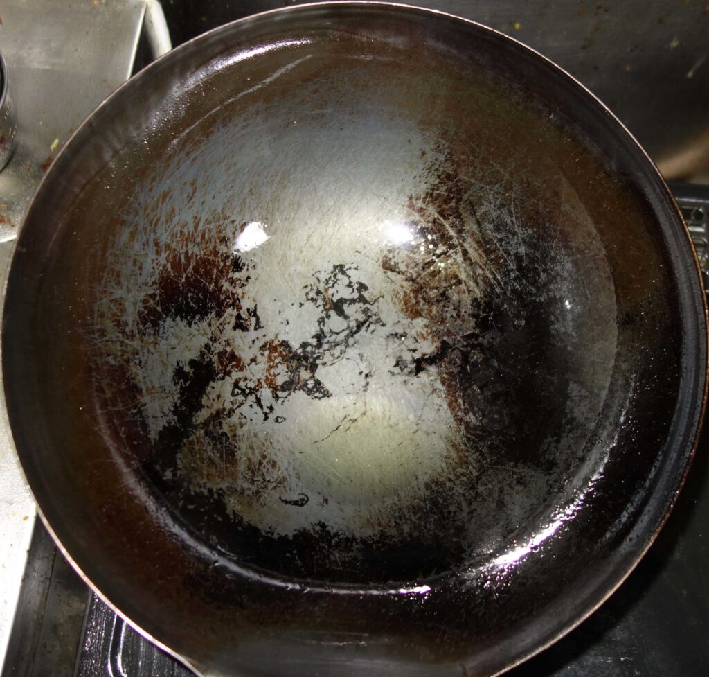 焦げ付いた中華鍋