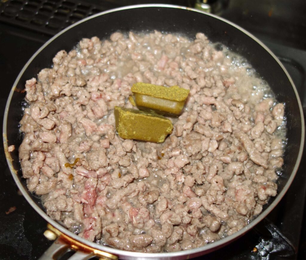 フライパンでひき肉とカレールーを炒めている様子