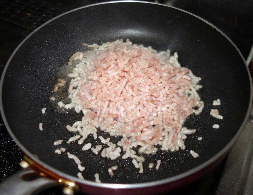 フライパンで炒めている鶏ひき肉
