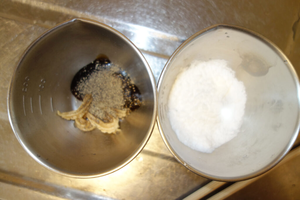 調味料が入ったボウルと泡立てられた卵白が入ったボウル