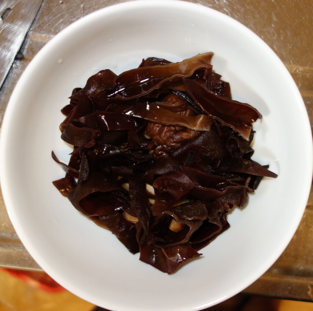 白いお皿に入ったキクラゲ