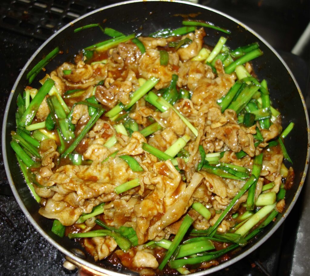 豚肉とにらを炒めた料理