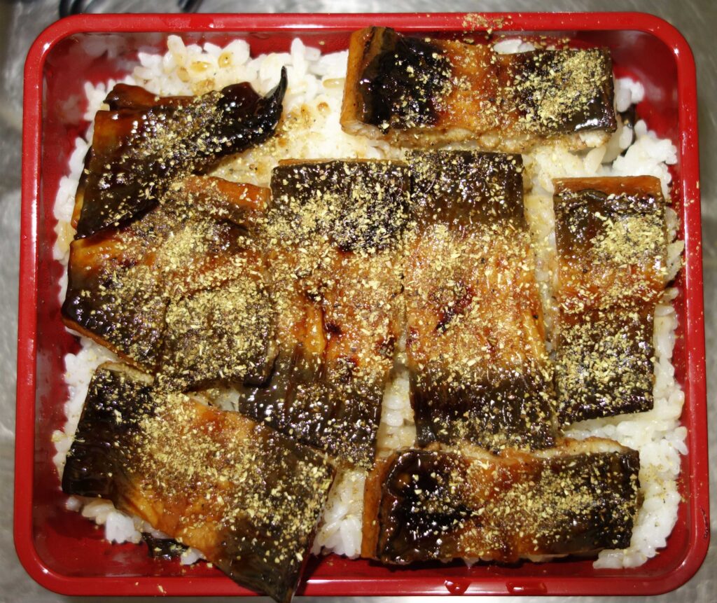 うなぎの蒲焼きがご飯にのったお弁当
