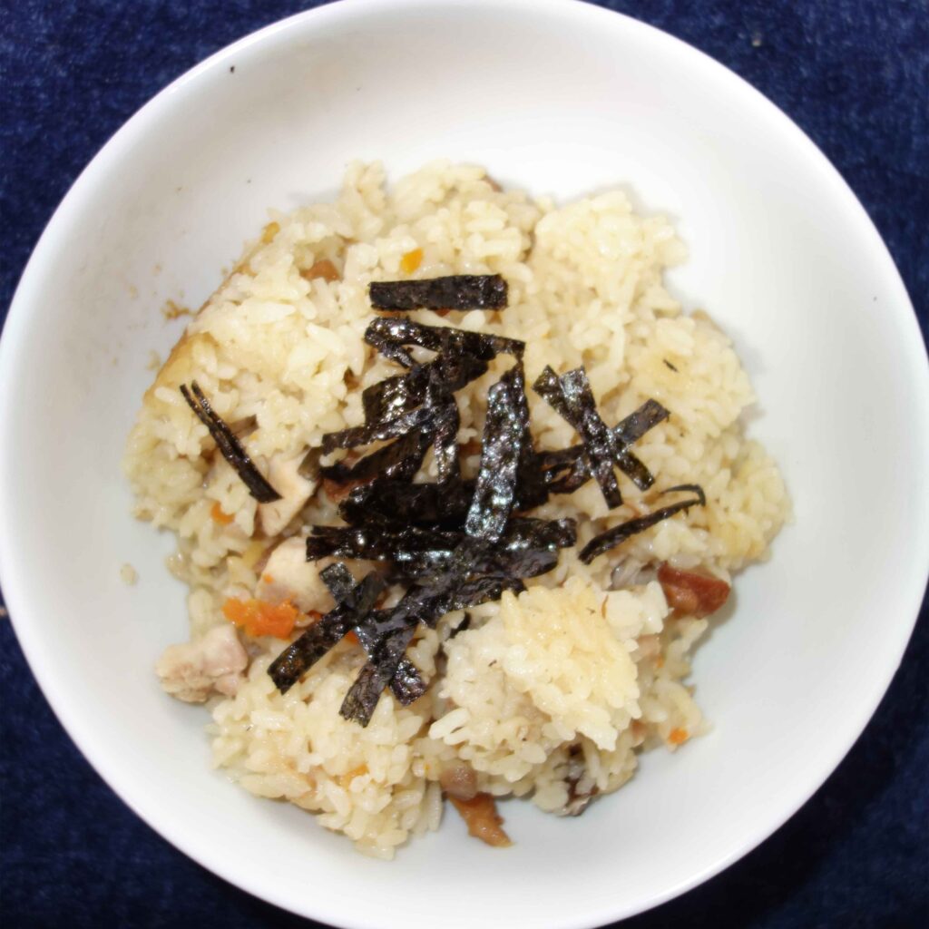 白い器に入った海苔がのった炊き込みご飯