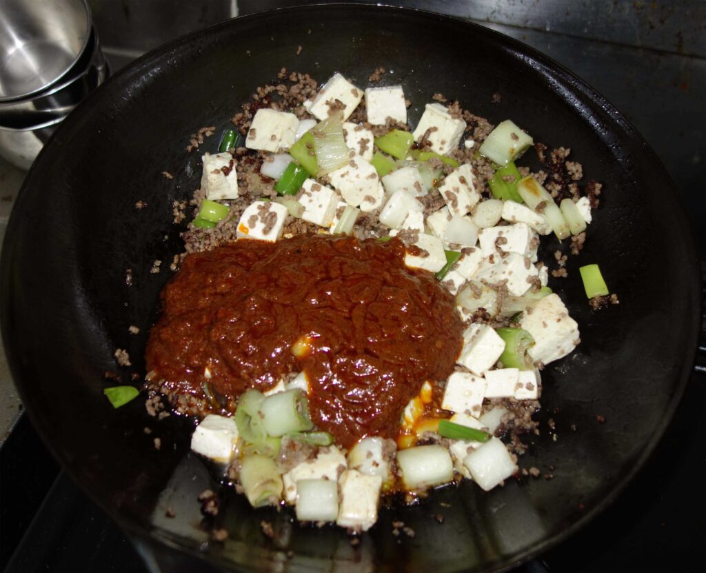 麻婆豆腐を調理中のフライパン