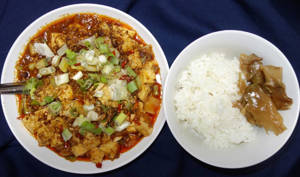 麻婆豆腐とご飯とザーサイの定食
