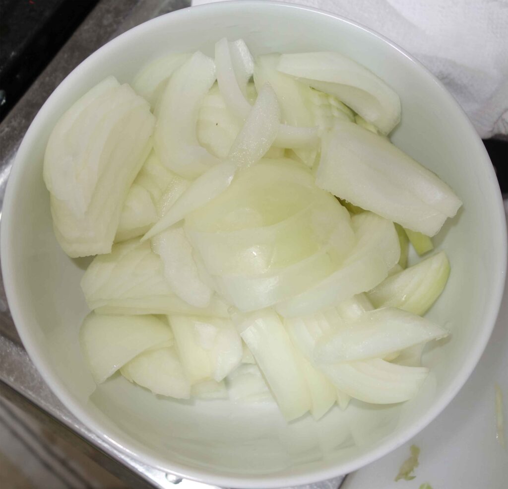 白いボウルに入った玉ねぎのスライス
