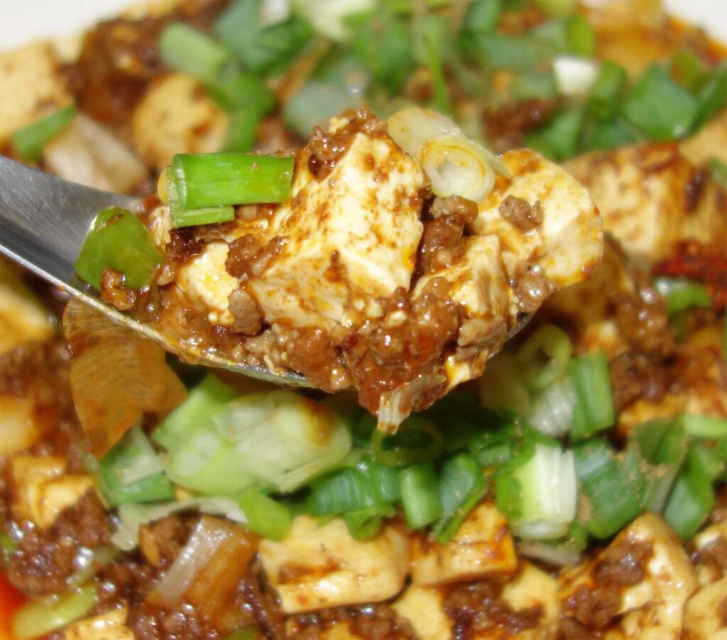 麻婆豆腐をスプーンですくった写真