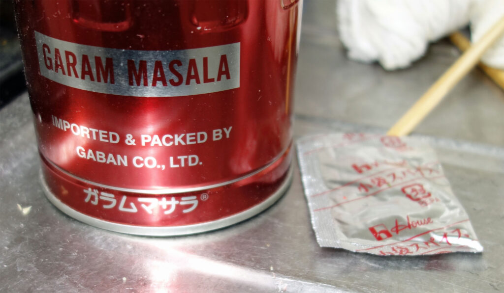 ギャバン ガラムマサラ缶とハウス 小袋スパイス