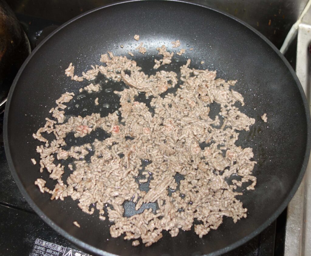 フライパンで炒めたひき肉