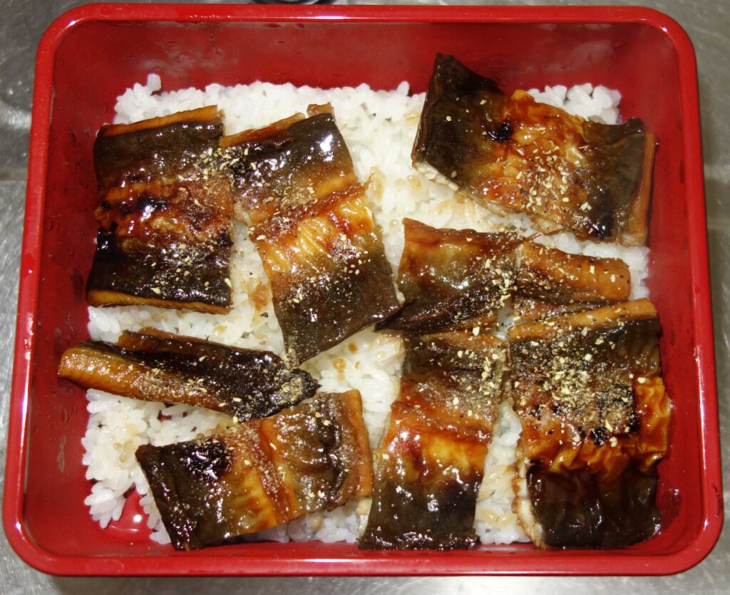 赤い弁当箱に入った鰻丼