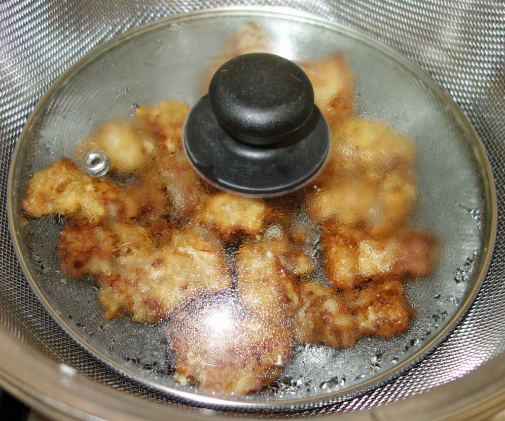 蓋つきざるの中に入った鶏の唐揚げ