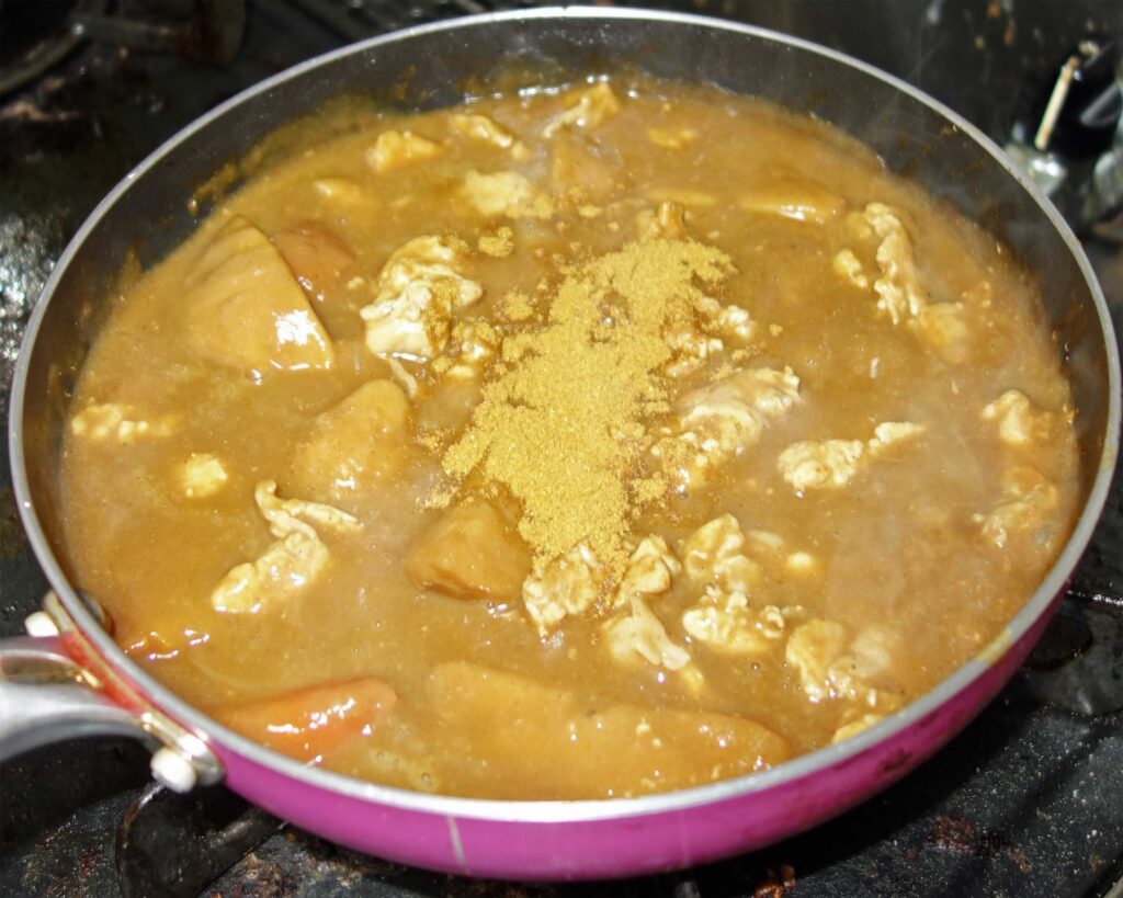 カレー粉を足して煮込んでいるカレー