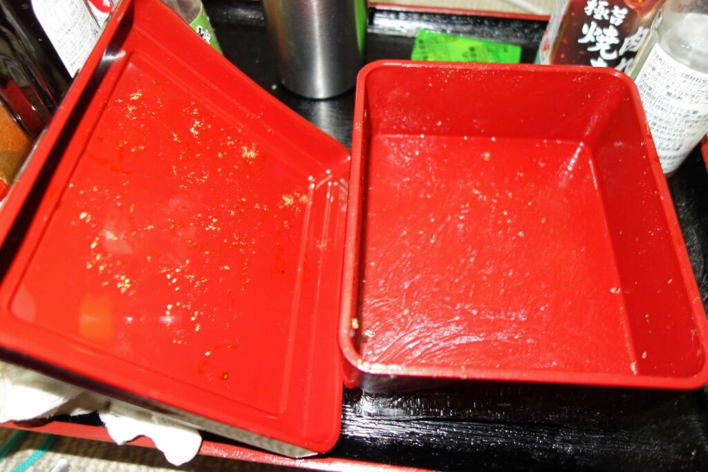 空になった赤い弁当箱