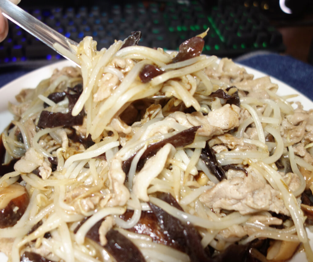 豚肉ときくらげともやしの炒め物