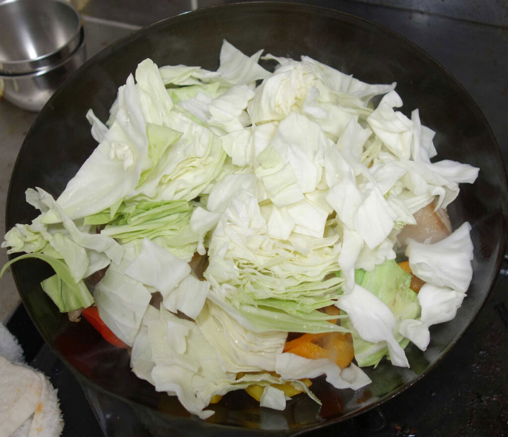 中華鍋で炒められたキャベツ