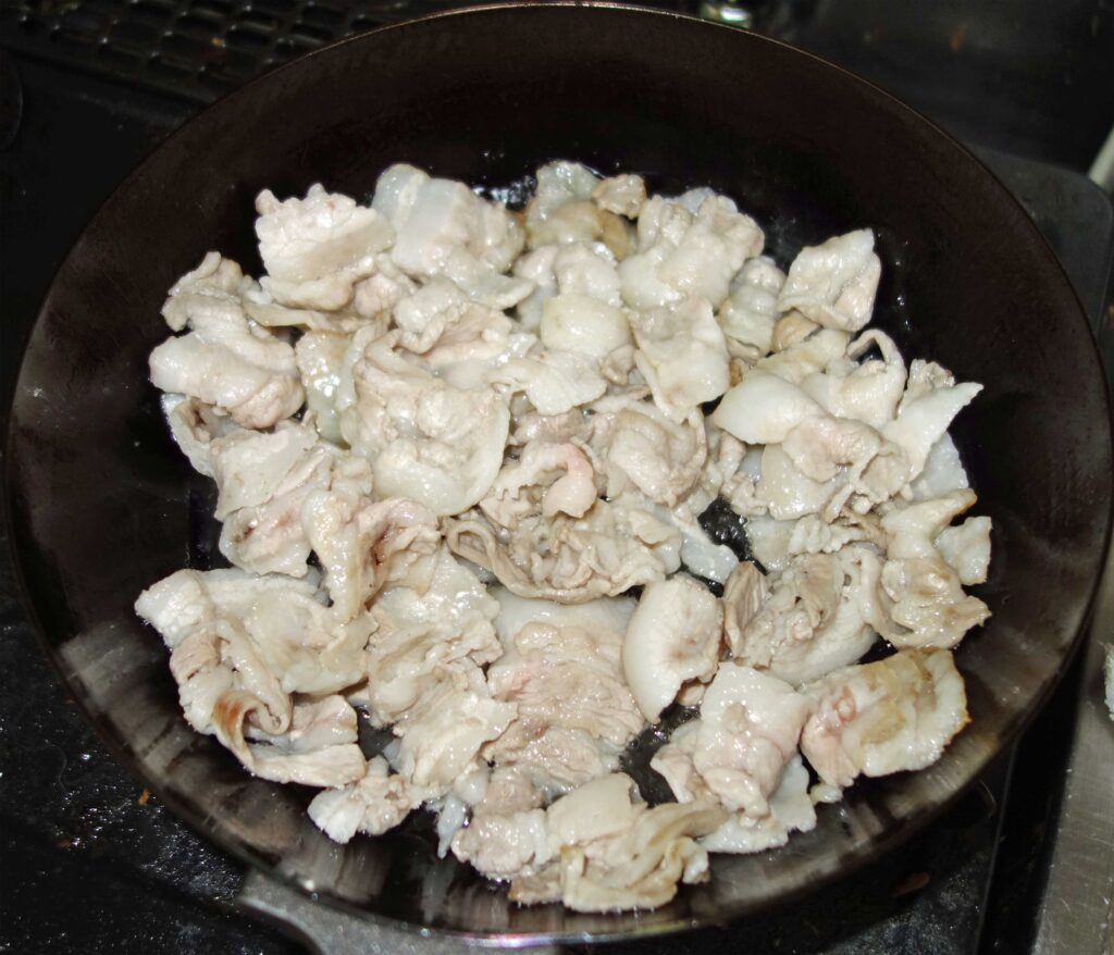フライパンで炒めた豚バラ肉