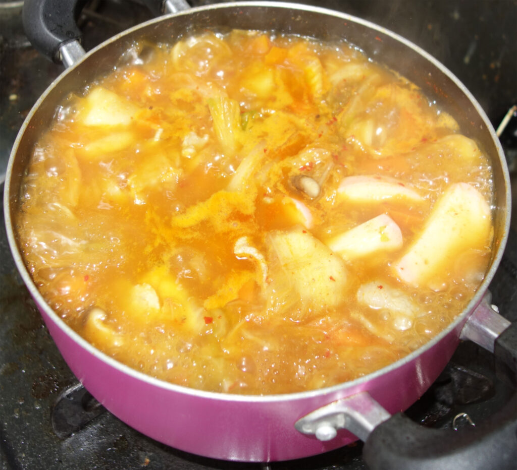 鍋で煮込まれたキムチチゲ