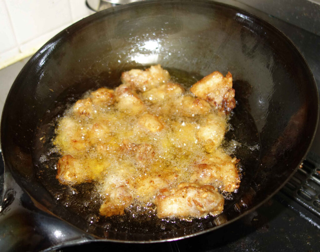 からあげを油で揚げている様子