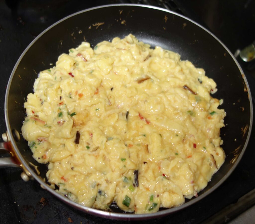 フライパンで調理中の卵料理