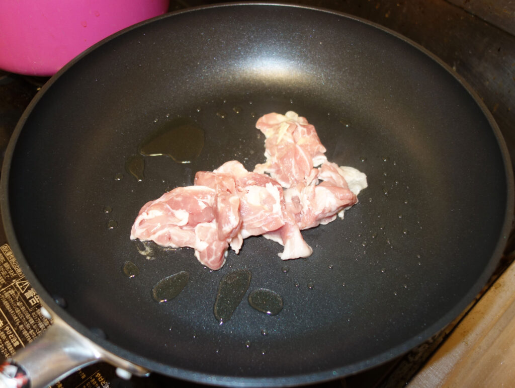 フライパンで鶏肉を炒める様子
