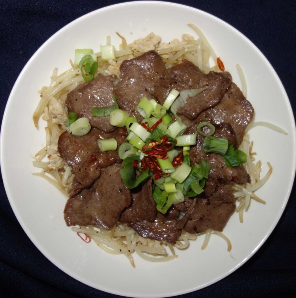 レバー炒め物とモヤシの皿